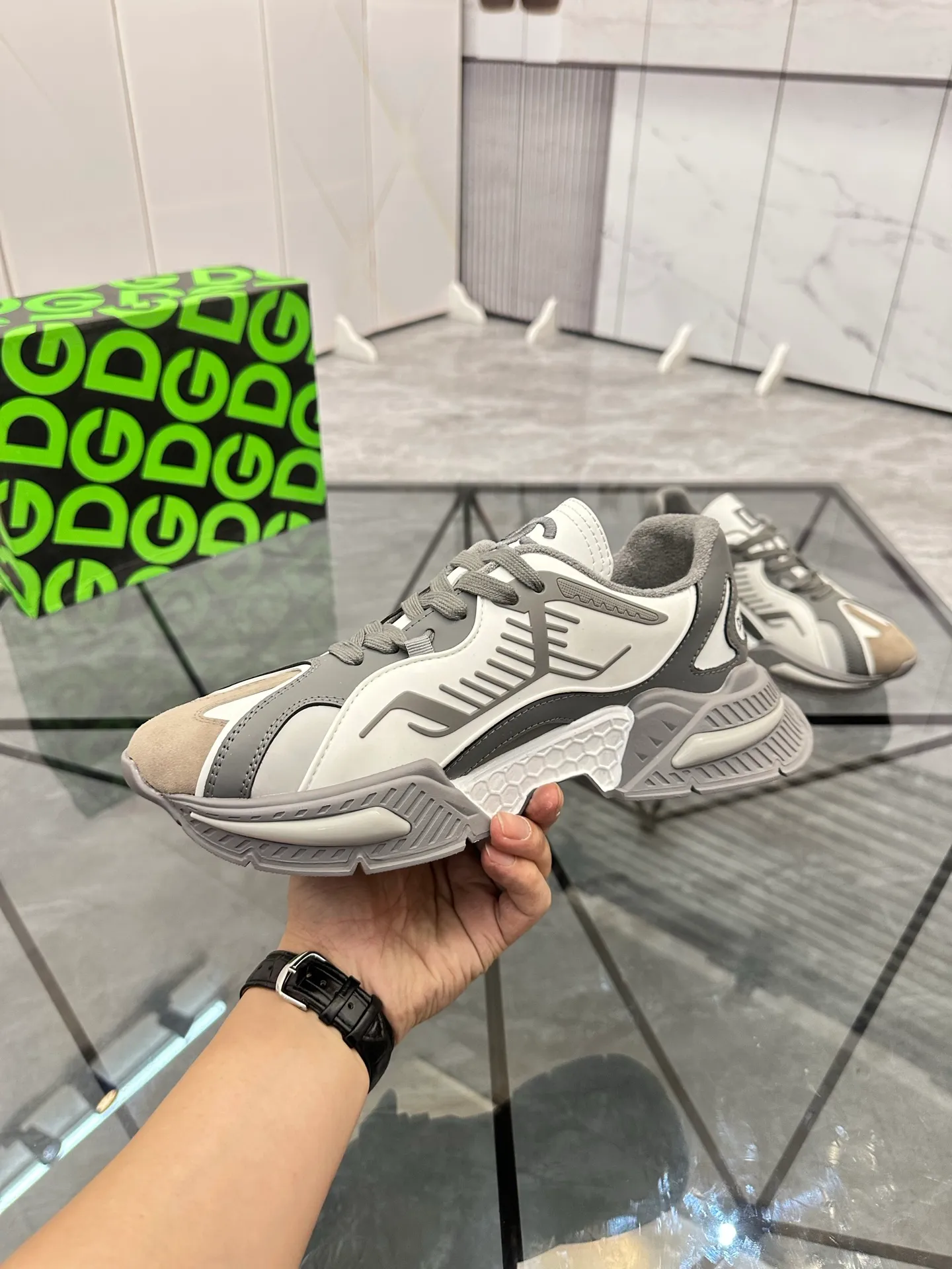 Men's shoes: 💰P560¥ Product trademark: DG "Dolce & Gabbana" low-top casual shoes Regular size: 35-44 (can be customized to 45.46) Couple style Product materials: Upper imported cowhide stitching original material, breathable lining, original outsole. Number: 803